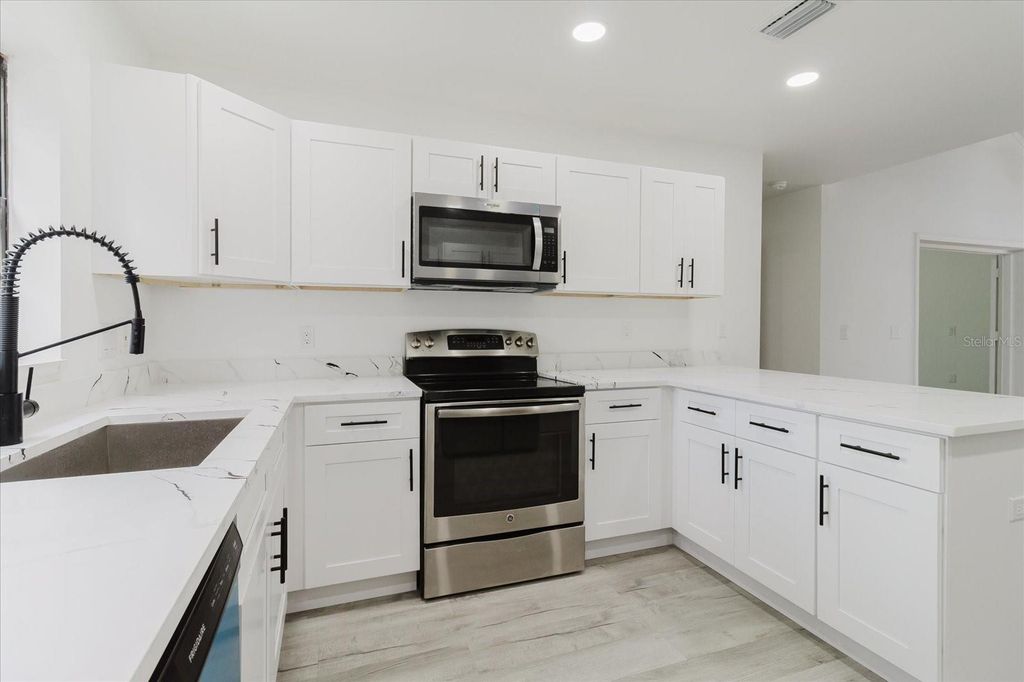 Image 18 of property listing at 3014 S WEST SHORE BOULEVARD W, Tampa, FL 33629