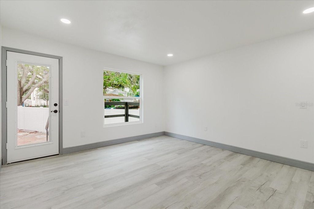 Image 26 of property listing at 3014 S WEST SHORE BOULEVARD W, Tampa, FL 33629