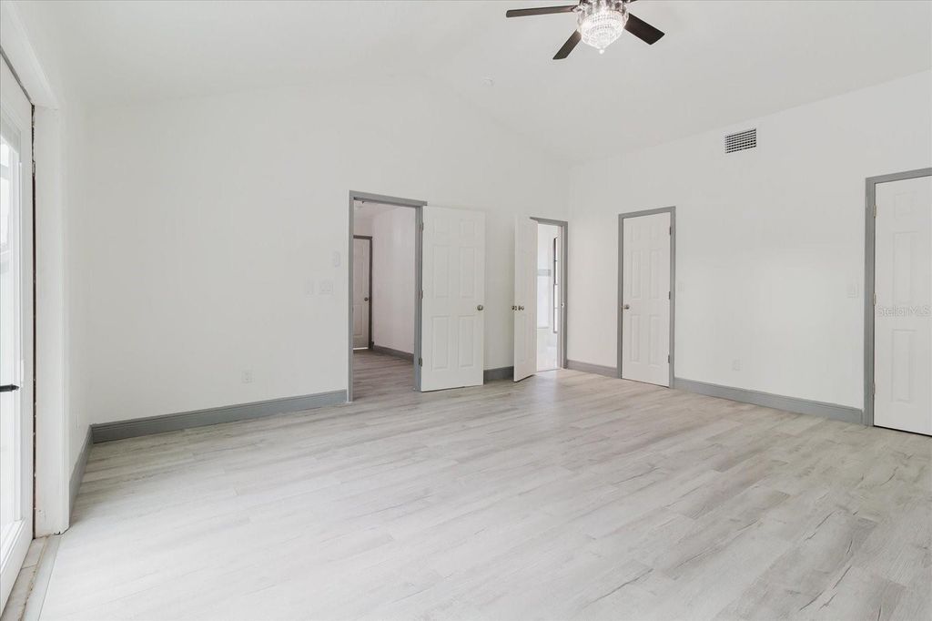 Image 45 of property listing at 3014 S WEST SHORE BOULEVARD W, Tampa, FL 33629