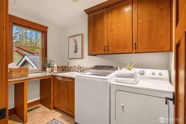 10202 Rodal Court NE, Bainbridge Island, WA 98110