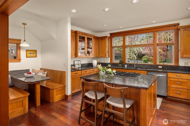 10202 Rodal Court NE, Bainbridge Island, WA 98110