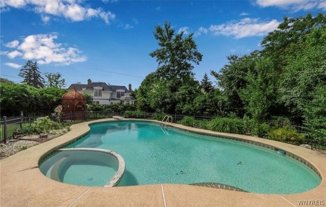 393 Dan Troy Drive, Amherst, NY 14221