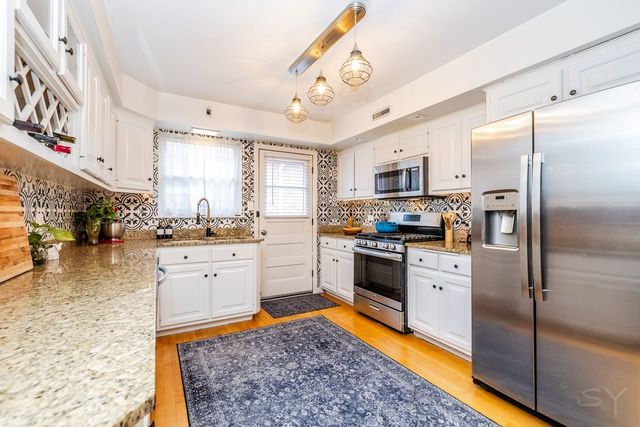 1233 Woodside Road, La Grange Park, IL 60526
