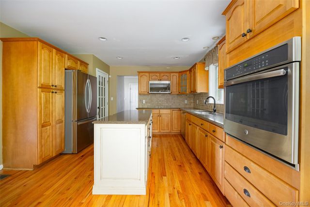 76 Rockledge Drive, Pleasant Valley, NY 12569