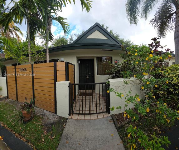 10908 SW 72nd St 215, Miami, FL 33173