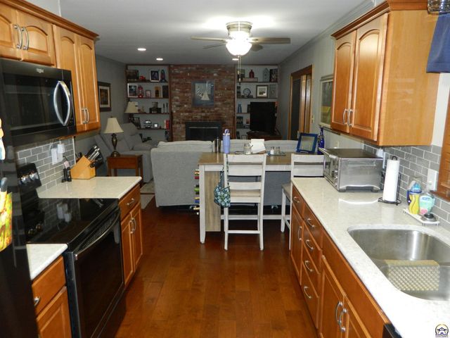 3202 SW 33rd Ct, Topeka, KS 66614