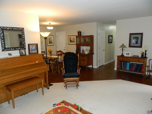 3202 SW 33rd Ct, Topeka, KS 66614