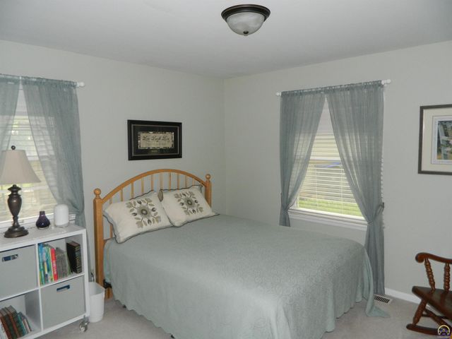 3202 SW 33rd Ct, Topeka, KS 66614