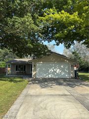 121 Bethesda Circle, Elyria, OH 44035