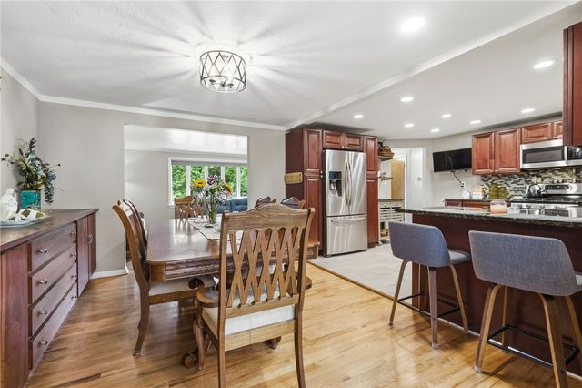402 Glenrock Dr, Bethel Park, PA 15102