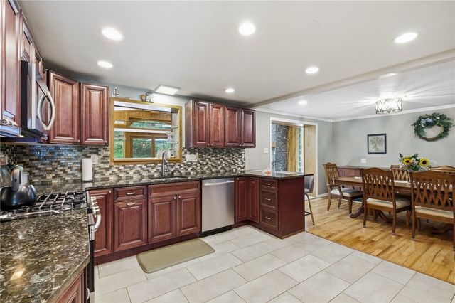 402 Glenrock Dr, Bethel Park, PA 15102