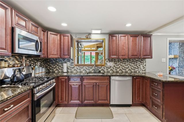 402 Glenrock Dr, Bethel Park, PA 15102
