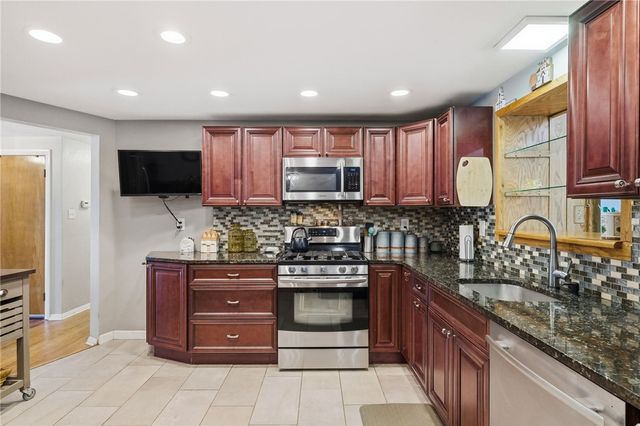 402 Glenrock Dr, Bethel Park, PA 15102