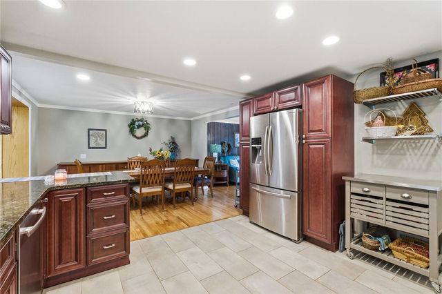 402 Glenrock Dr, Bethel Park, PA 15102