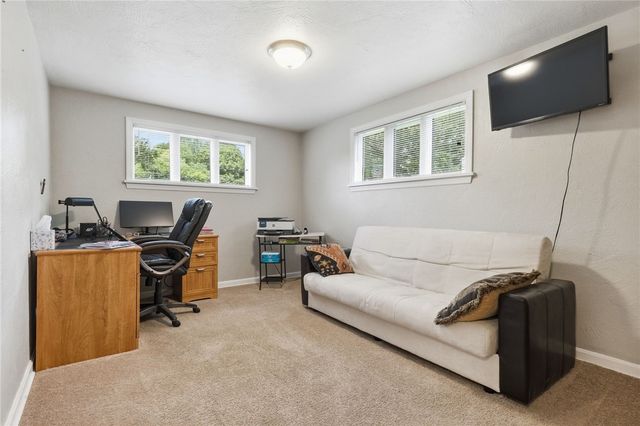 402 Glenrock Dr, Bethel Park, PA 15102