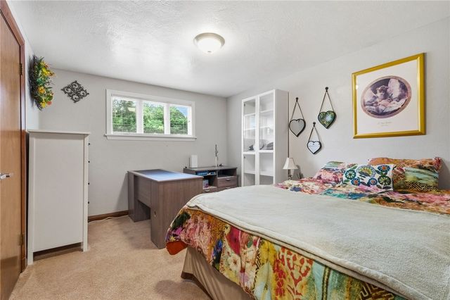 402 Glenrock Dr, Bethel Park, PA 15102