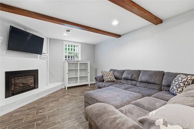402 Glenrock Dr, Bethel Park, PA 15102