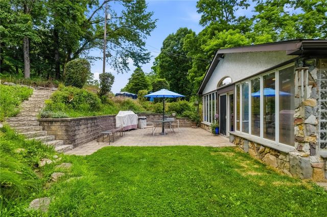 402 Glenrock Dr, Bethel Park, PA 15102