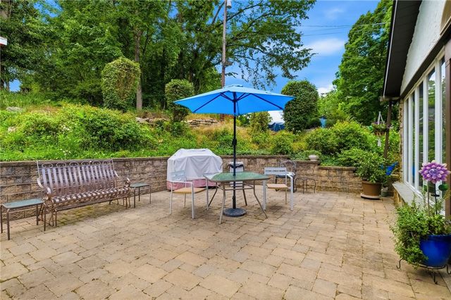 402 Glenrock Dr, Bethel Park, PA 15102