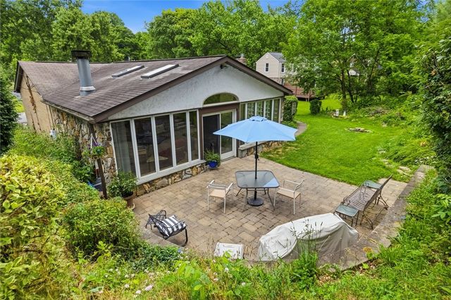 402 Glenrock Dr, Bethel Park, PA 15102