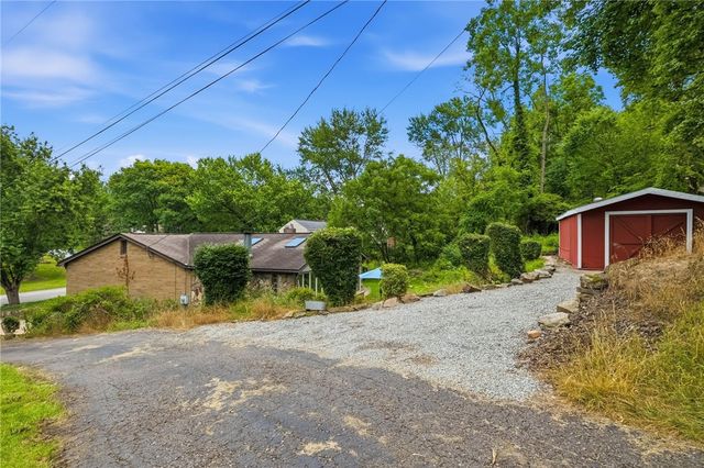 402 Glenrock Dr, Bethel Park, PA 15102