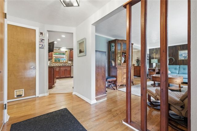 402 Glenrock Dr, Bethel Park, PA 15102