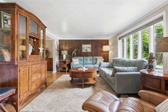 402 Glenrock Dr, Bethel Park, PA 15102