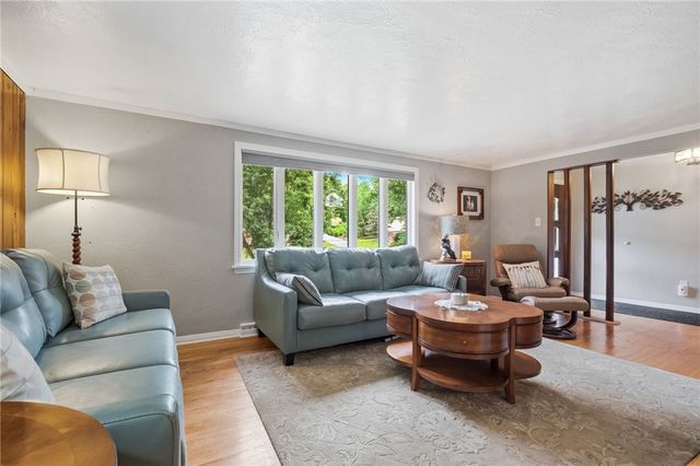 402 Glenrock Dr, Bethel Park, PA 15102