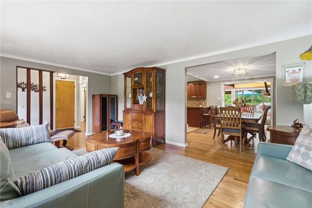 402 Glenrock Dr, Bethel Park, PA 15102