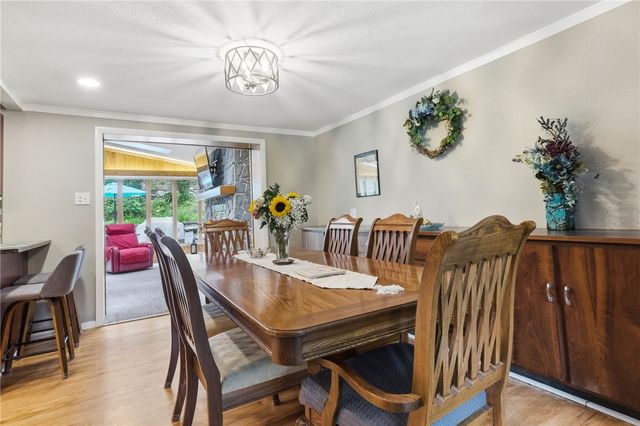 402 Glenrock Dr, Bethel Park, PA 15102