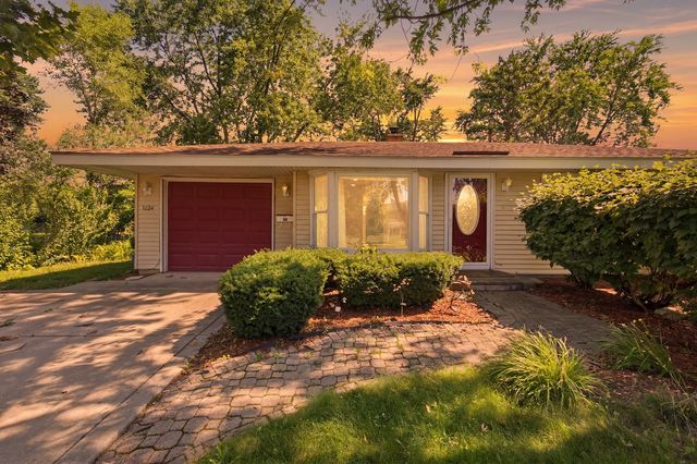 1624 W Weathersfield Way, Schaumburg, IL 60193