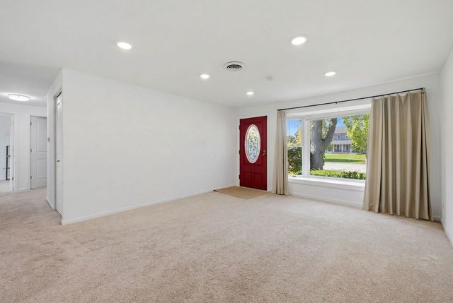 1624 W Weathersfield Way, Schaumburg, IL 60193