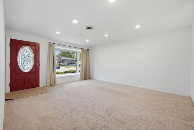 1624 W Weathersfield Way, Schaumburg, IL 60193