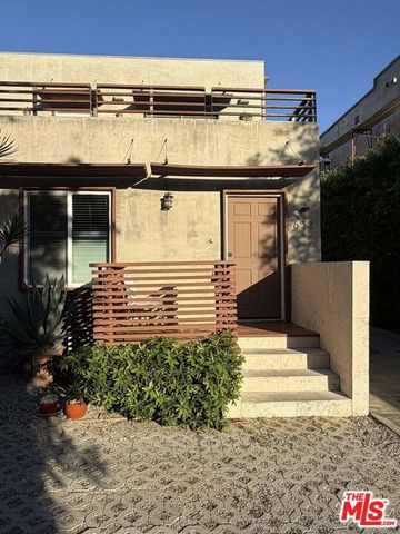 832 N Las Palmas Avenue, Los Angeles, CA 90038