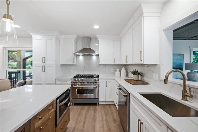 9790 Peninsula Drive, Gainesville, GA 30506