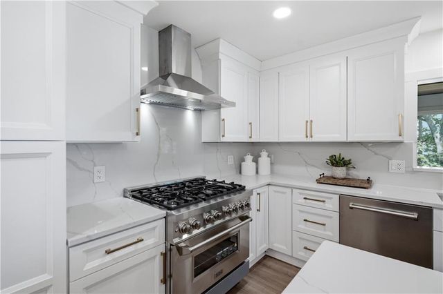 9790 Peninsula Drive, Gainesville, GA 30506