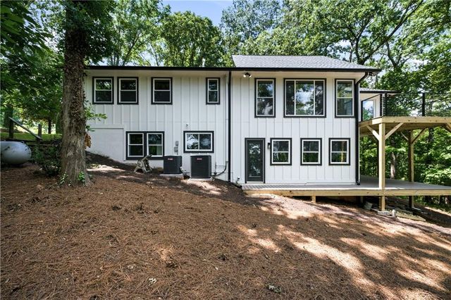 9790 Peninsula Drive, Gainesville, GA 30506