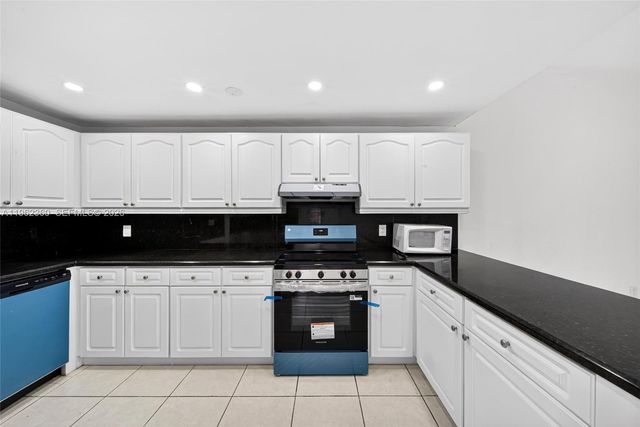 1285 W 42nd Pl, Hialeah, FL 33012