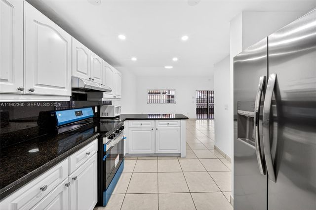 1285 W 42nd Pl, Hialeah, FL 33012