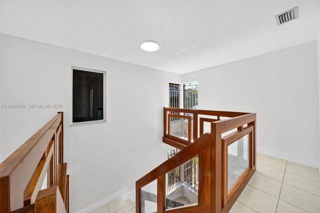 1285 W 42nd Pl, Hialeah, FL 33012