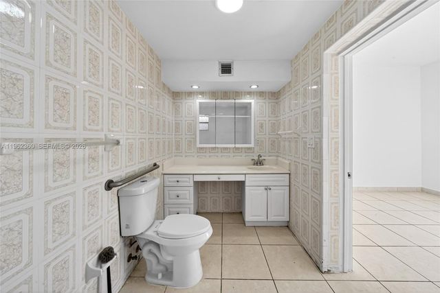 1285 W 42nd Pl, Hialeah, FL 33012