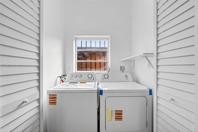 1285 W 42nd Pl, Hialeah, FL 33012