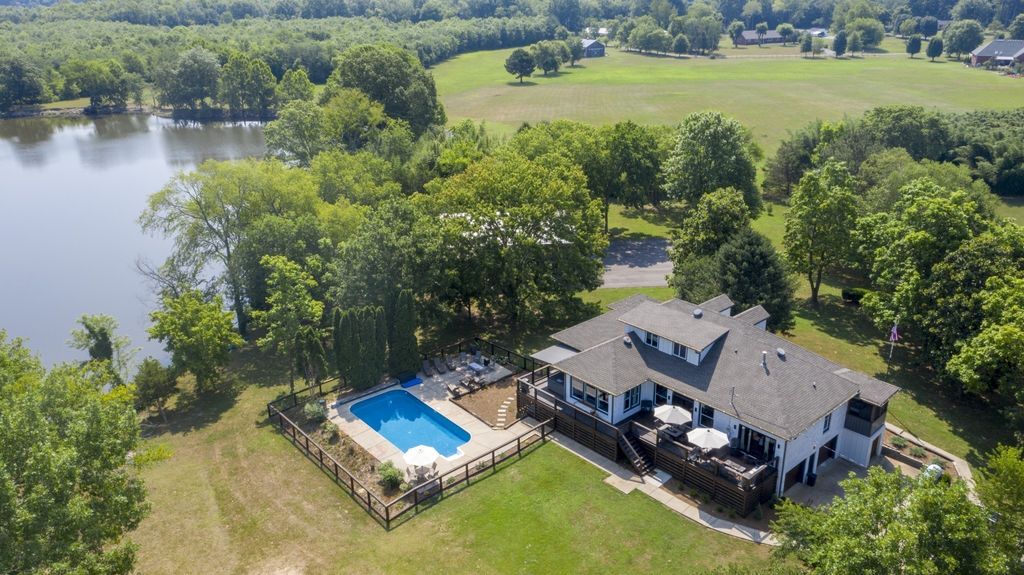 1014 Lakeview Cir, Ashland City, TN 37015
