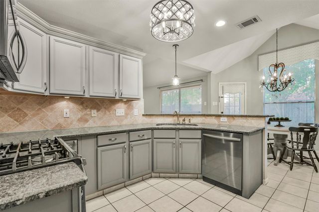2910 Queen Victoria Street, Pearland, TX 77581