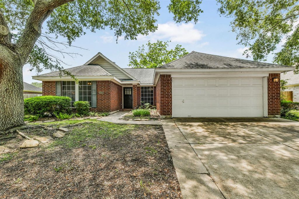 2910 Queen Victoria Street, Pearland, TX 77581