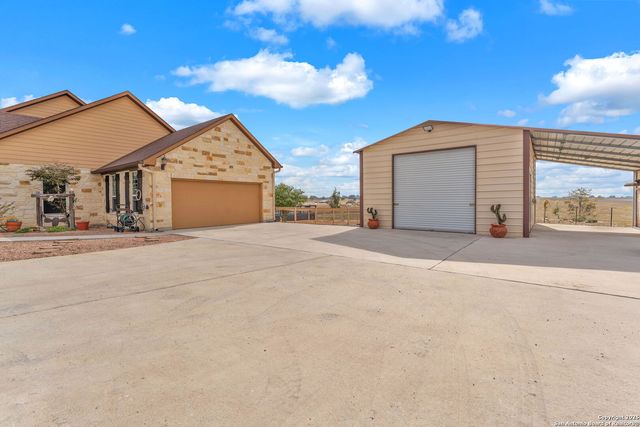 233 Scenic Hills, La Vernia, TX 78121