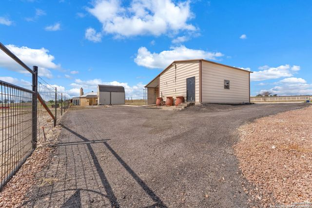 233 Scenic Hills, La Vernia, TX 78121