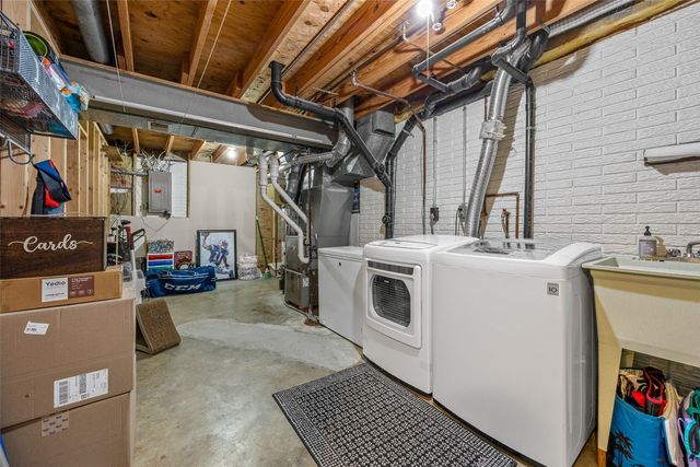 415 Wilton Dr NE, Cedar Rapids, IA 52402