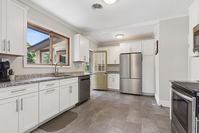 94 Hollis St, Brockton, MA 02302