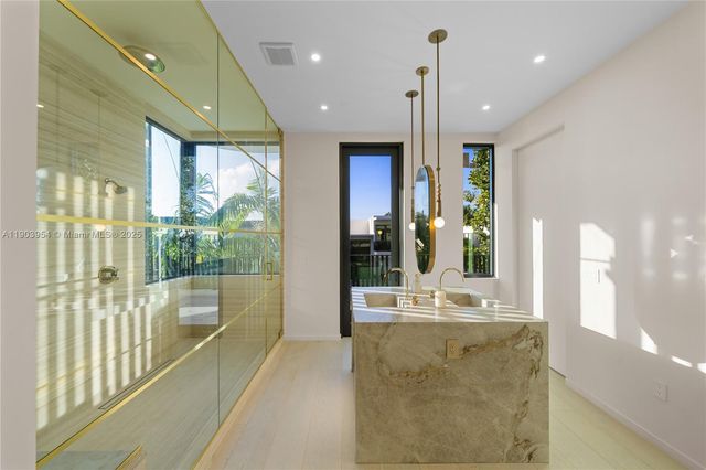 2053 N Bay Rd, Miami Beach, FL 33140